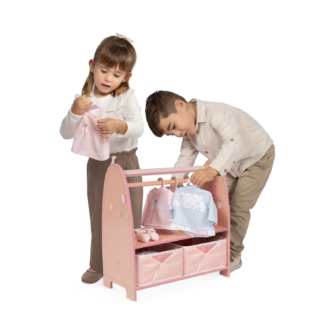 DeCuevas 55874 Dřevěný šatní věšák na oblečení pro panenky Tulipe 2025