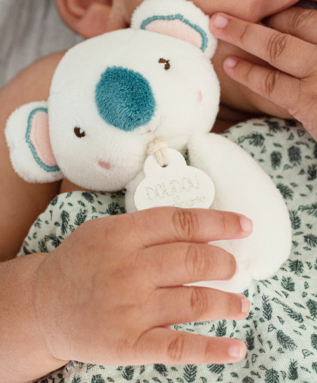 Doudou Dárková sada šťastná koala Yoca pléd a muchláček