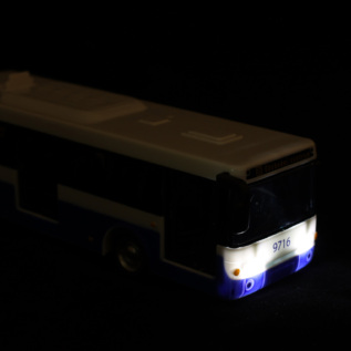 Kloubový autobus který hlásí zastávky česky 36 cm modrý