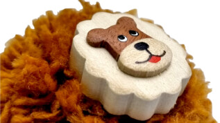 2Kids Toys Dřevěná magnetka velká pompon Lev