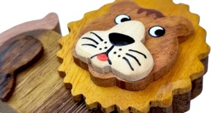 2Kids Toys Dřevěná klíčenka velká Lev ležící