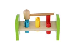 Dřevěná zatloukačka s kladívkem v krabici