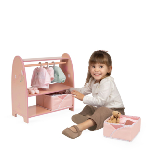 DeCuevas 55874 Dřevěný šatní věšák na oblečení pro panenky Tulipe 2025