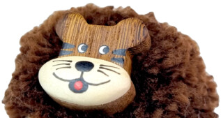 2Kids Toys Dřevěná magnetka velká pompon Tygr