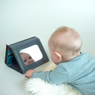 Petit Collage Čas na bříšku - zrcátko s obrázky Peekaboo