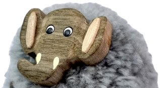 2Kids Toys Dřevěná magnetka velká pompon Slon