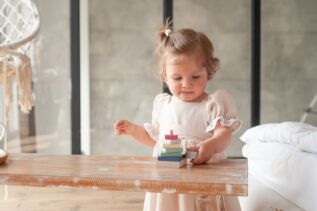 CUBIKA Pastel 15894 Barevná pyramida se slepičkou