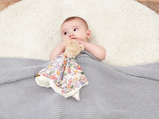 Rainbow Plyšový muchláček Medvídek Pú se vzorovanou látkou